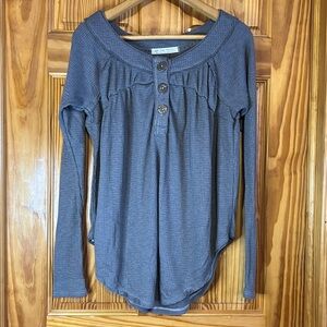 We The Free Gray Long Sleeve Buttoned Blouse